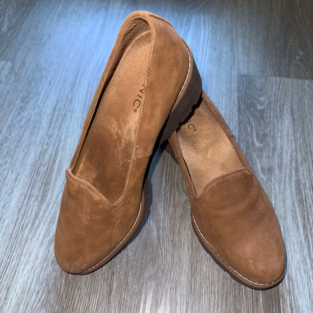 Vionic Willa Wedge in Cognac/Brown Suede, Size 8.5 W